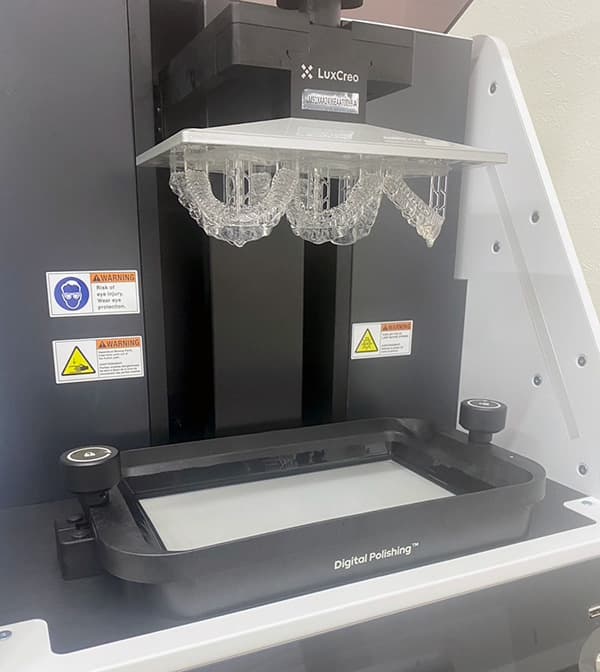 歯の模型とマウスピース型矯正装置のイメージ